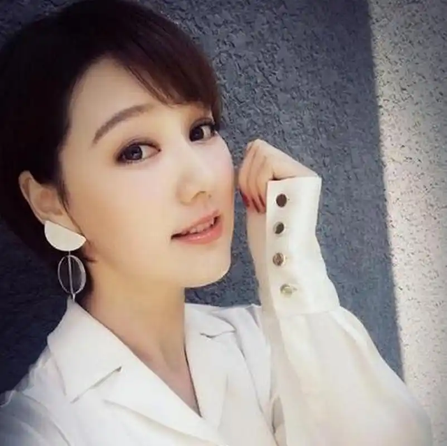 讨好大佬陪睡上位？遭央视“开除”？曾是央视女主持谣言有多离谱