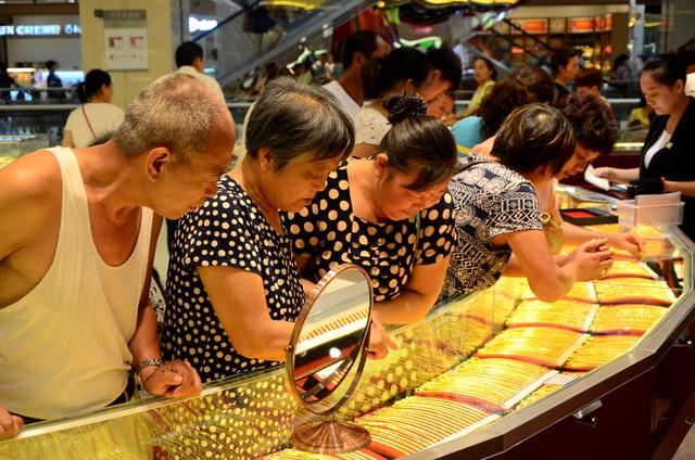 黄金开始征税！金价彻底爆了，政策生效，部分商家火速下架金条