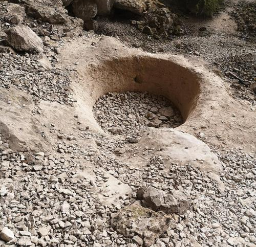 重庆綦江大山深处发现岩洞人家，几代人逍遥自在生活近百年