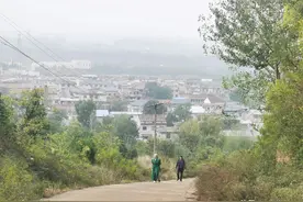 这是西安南面最神奇的一个塬，塬上没有一个村，只有这个神奇的庙图片