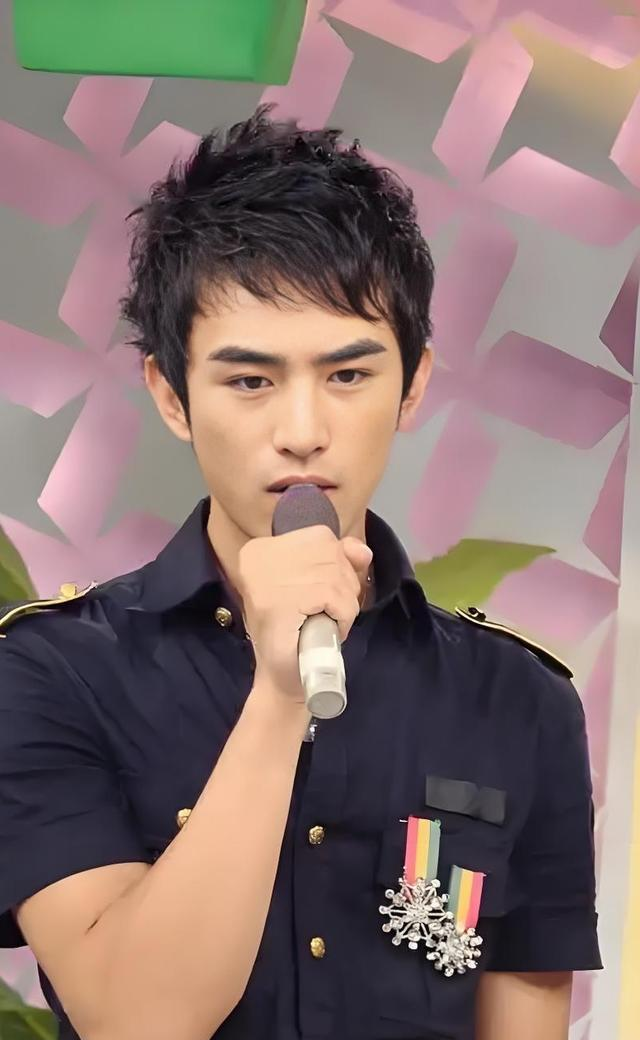06年参加加油好男儿的张晓晨帅气自信迷人如今变成成熟稳重男人。