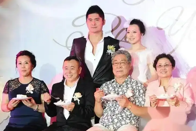 全家移民真相大白2年，享正师级待遇的潘长江，已走上另一条大道
