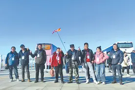 今年首发 乌鲁木齐市中亚“百人跨境团”启程图片