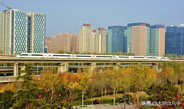 层林尽染秋景如画