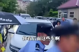 越闹越大！不会倒车女司机凭一己之力，将青岛送上热搜，网友炸锅图片