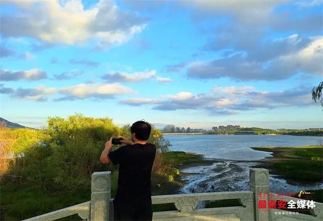碧水映云霞 秋雨后天平湖畔现诗意景致
