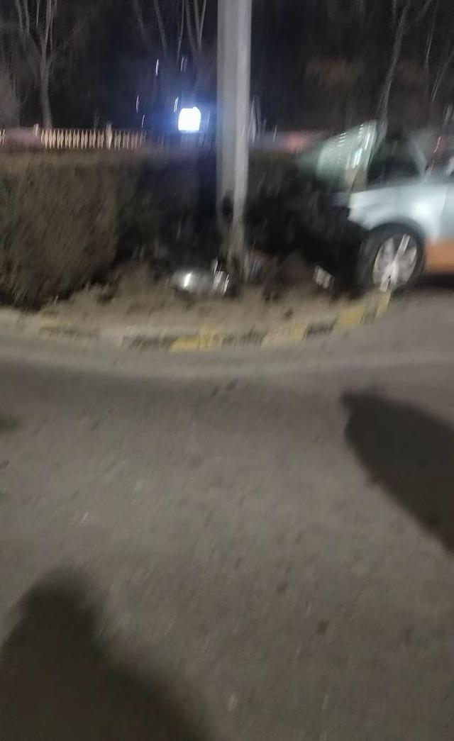 男子未付8元车费打司机	，开走出租车肇事；司机家属：警方介入，对其进行精神鉴定