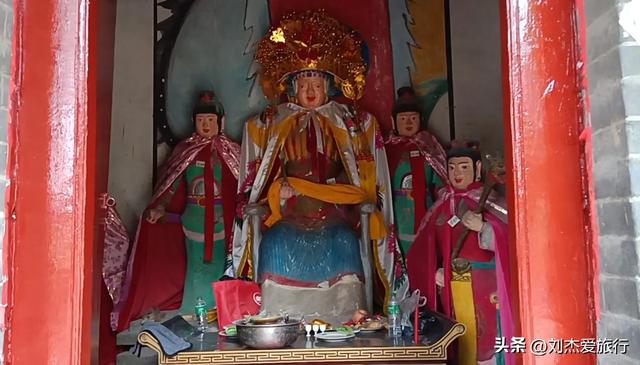 参观新密北宋名将杨业祠，祠内石人军士方阵堪称一绝