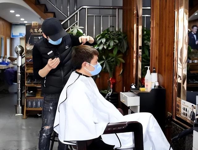 明明不受电商影响，为啥理发店还是大量倒闭？锅要掰成两瓣背