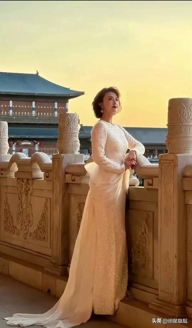 央视最美主持人张蕾都胖了，胸都跟着水涨船高，变丰满了