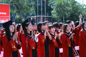 网友：不建议毕业典礼整这出！因为我毕业那会没有~🤩图片
