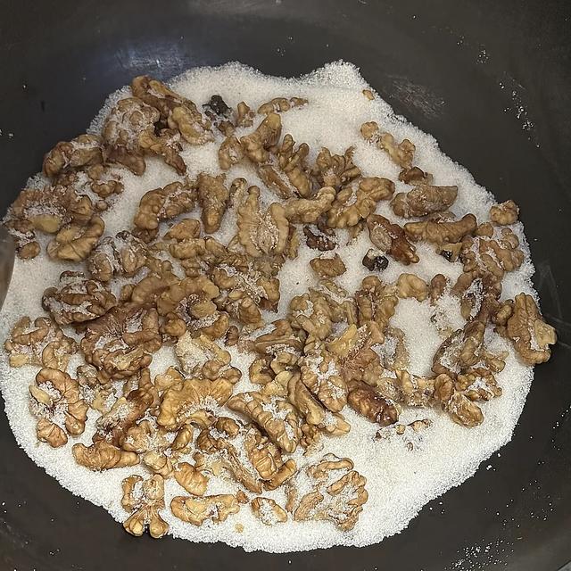 盐炒核桃仁,老人家的智慧!每天几颗,腰不酸腿有力