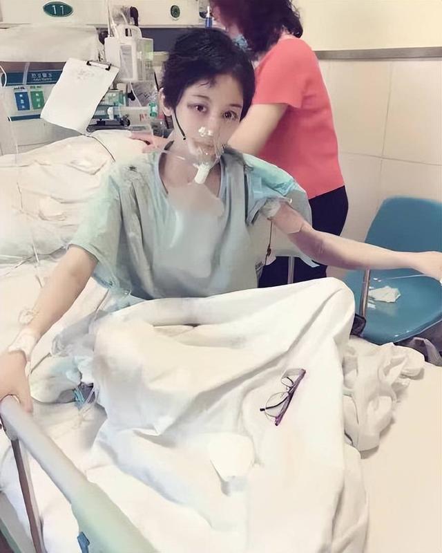 原来她早已去世，26岁全身溃烂因癌症而亡，被家人“吸血”多年！