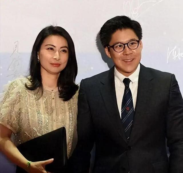 从冠军到豪门	，郭晶晶代言品牌被立案，沉默1天后荒唐一幕出现