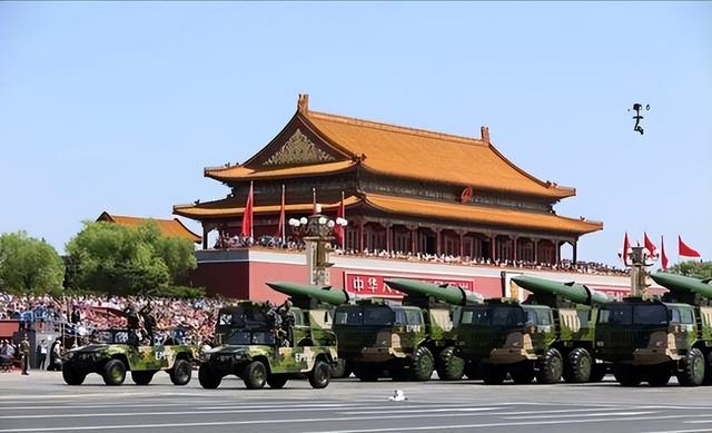 阅兵成谈判筹码？美方暗示：不给稀土就不捧场，中方直接亮底线
