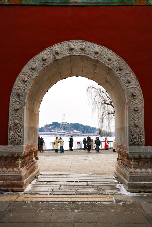 雪映白塔！北海公园氛围感拉满