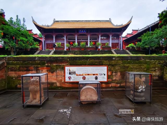 雨中漫步乐山城