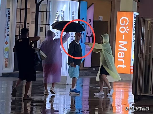 有钱有什么用？68岁赵本山近况曝光，三人打伞伺候，女儿是心头病