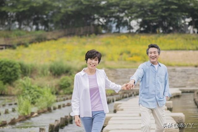 两性关系：58岁阿姨的实在话：男人过了60，就剩下这“三样用处”