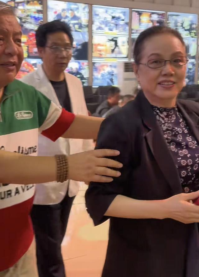姜昆带妻子李静民参加聚会，李静民74岁，头发花白但气质仍在线
