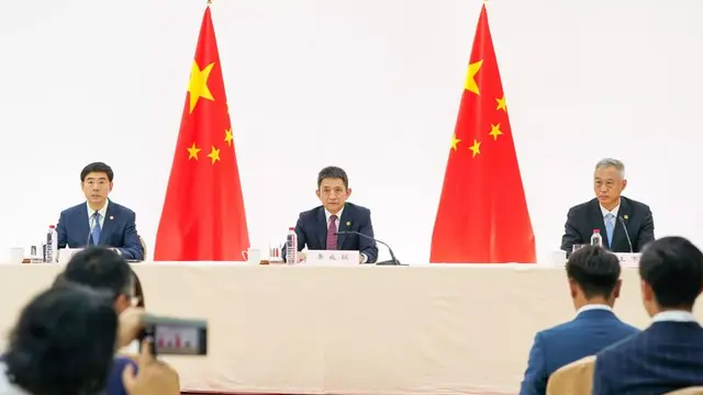 特朗普回国第6天，等来中方取消反制，美方宣布：对华关税下降10%