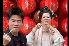 盼盼吃灌汤包拧成表情包！网友：留河南，吃八顿都行！评论区笑死图片