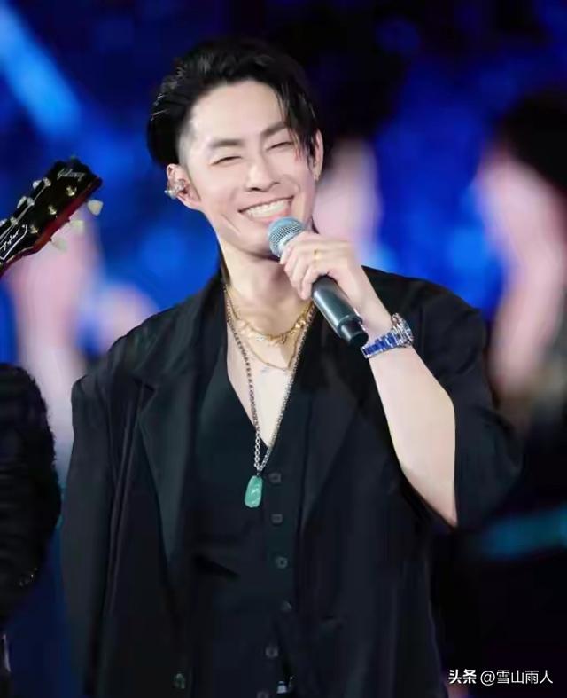 47岁吴建豪曝自拍照，瘦到脱相	，1米8壮汉变尖嘴猴腮，像小老头