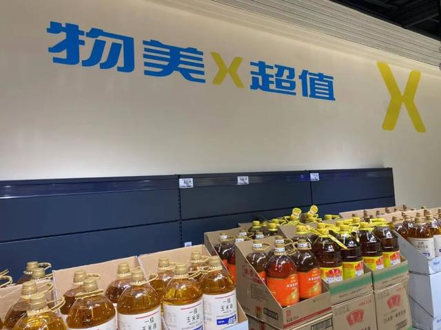 当5块钱12瓶的矿泉水开始出现：中国进入了硬折扣时代