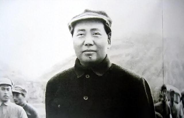 天安门城楼上，先后挂过12个人的画像，除了毛主席外，还有谁？