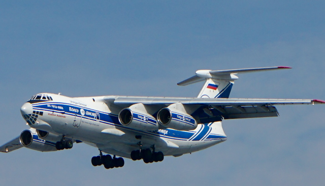 伊尔-76降落加拉加斯！普京这步棋，威慑美国只是表象？