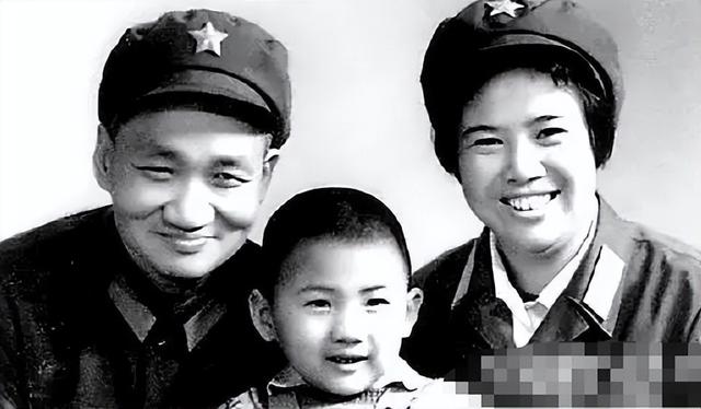 主席唯一曾孙子毛东东，今年22岁身高1米87，出生日期很有寓意！