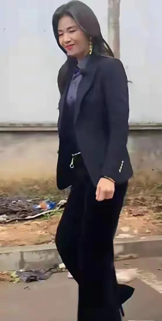 没滤镜47岁刘涛长啥样？路人偶遇照曝光，网友：和网上夸的不一样