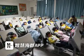 配备“午休神器” “趴睡”变“躺睡”！石狮一学校首批学生实现躺睡自由图片