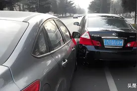 开车撞上了加塞车辆，是对方全责吗？交警：这都不懂可能要吃亏图片