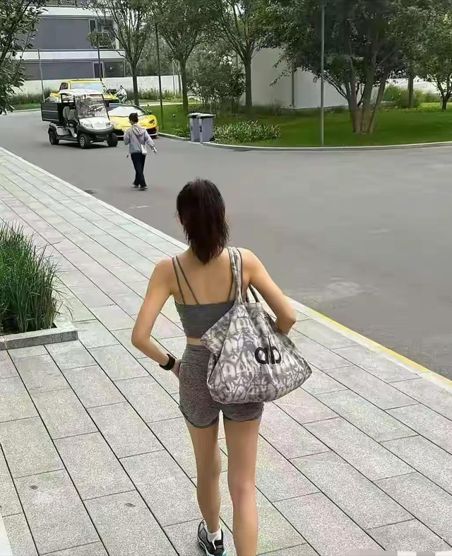 李艾都快五十岁了，不能好好穿衣服吗？小肚子都鼓的高高的