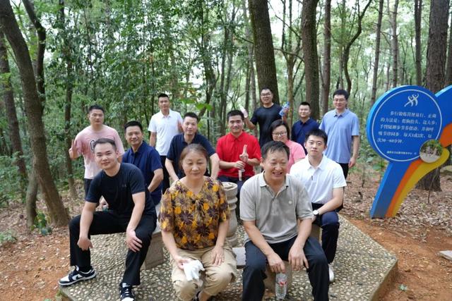 登高望远强体魄，凝心聚力共奋进