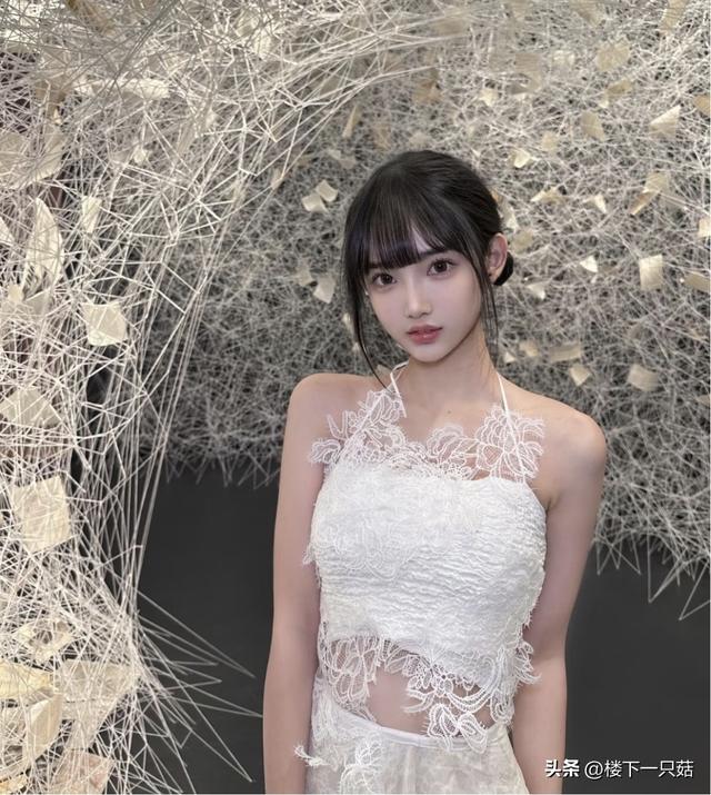 23岁七七前凸后翘超绝腰臀比 难怪44岁林俊杰送她50w包 带去见家长