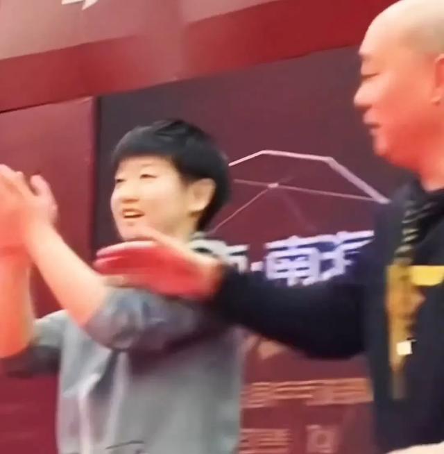 原来真正把孙颖莎当女儿的是他，那个默默付出的老头
