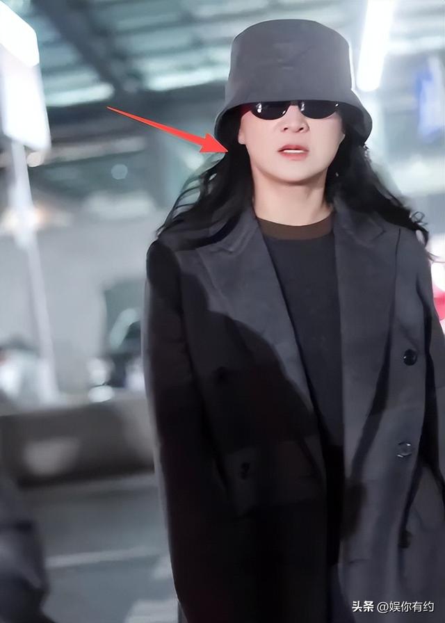 退出春晚、被综艺“开除	”	，43岁贾玲近况曝光，走路喘息声明显