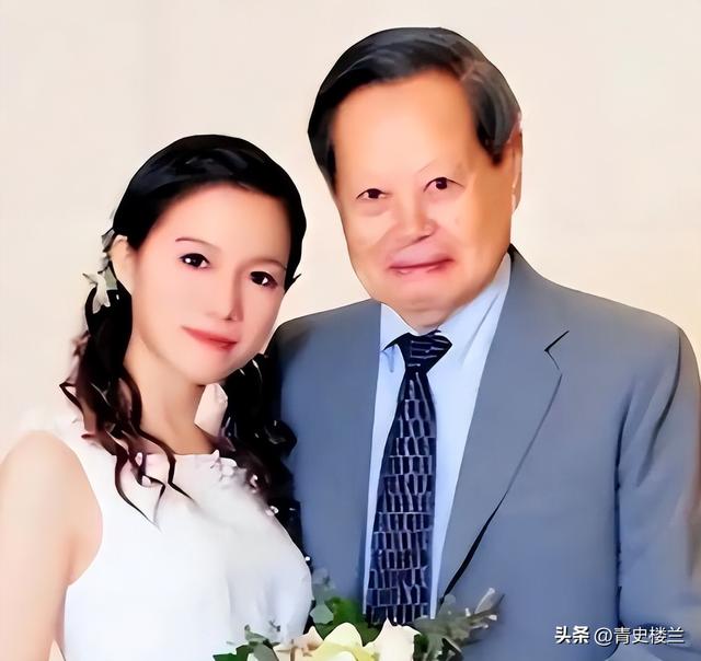 杨振宁去世后，翁帆再发文，49岁无子女的她，早已被安排好了退路