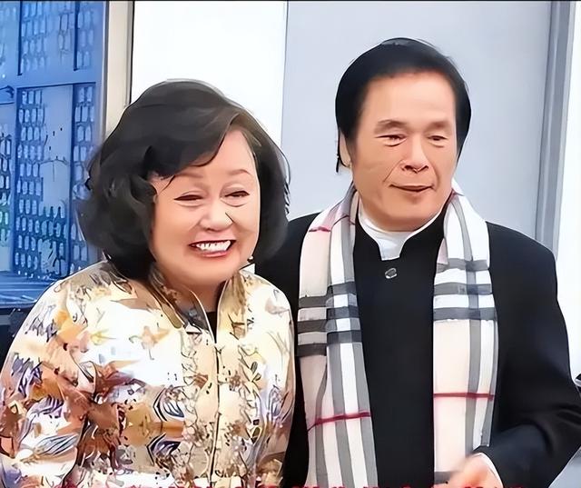 “6个老婆”同住一室，每人每月7万零花钱，71岁又娶第七房小娇妻