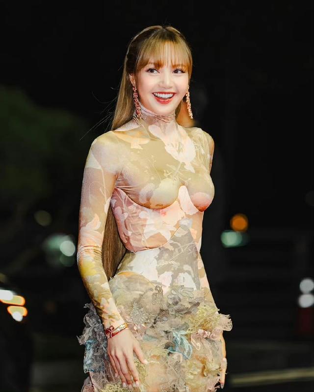 太炸裂了！Lisa身穿“人体彩绘透视花裙”在釜山电影节惊艳登场！