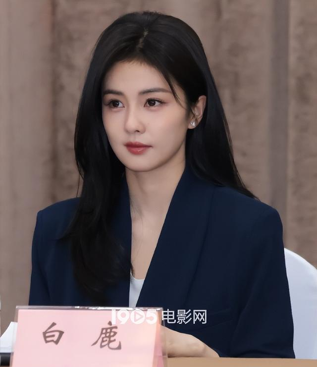 央视镜头，刘亦菲在发光，杨幂赵丽颖扛住了，辛芷蕾素颜美的扎眼