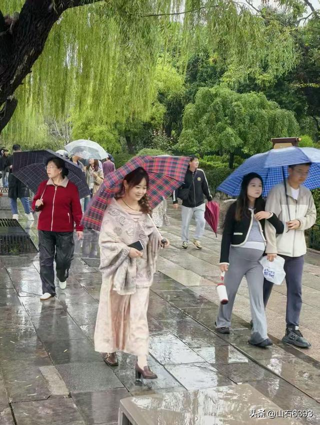 新华社原军事记者陶俊峰泉城美拍：《秋雨中游览大明湖》