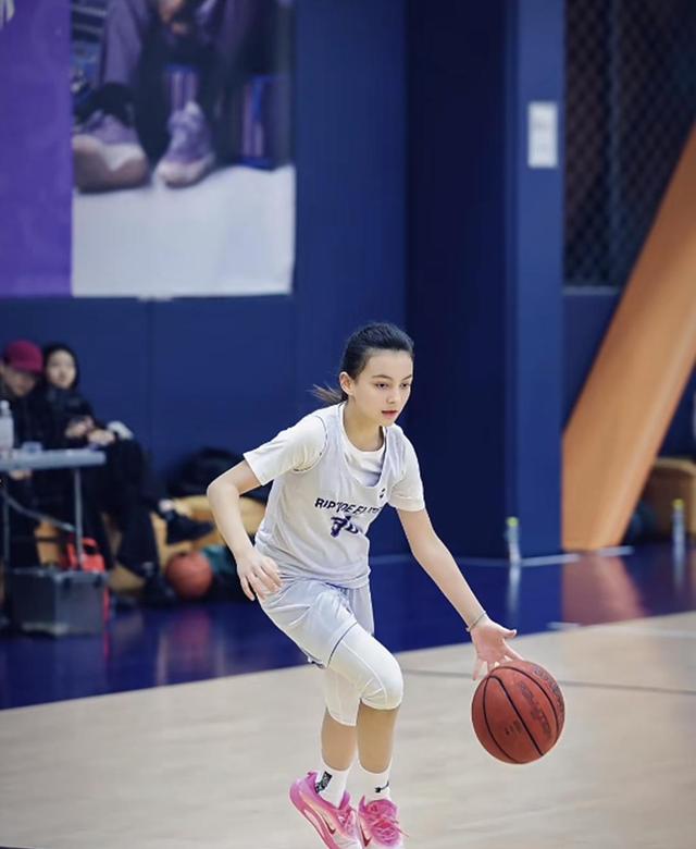 偶遇体育馆篮球赛，发现昔日娇气小公主变身运动健将，背后教育