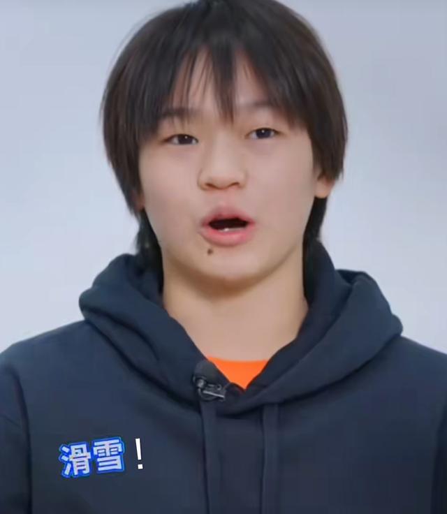 全红婵新疆滑雪初次就尝试单板被质疑不是有脚伤，网友怒气回怼