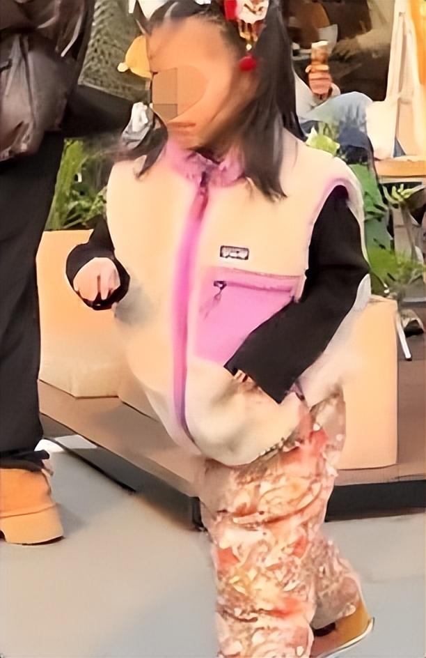 小女孩打翻水杯后续：警方介入，涉事母女道歉，女孩状态让人担忧