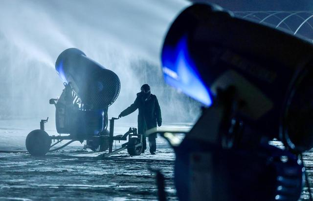 银川：迎接冰雪季 夜间造雪忙