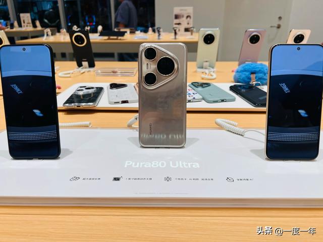 华为Mate80系列设计再曝：标准版小直屏，Pro版延续微曲