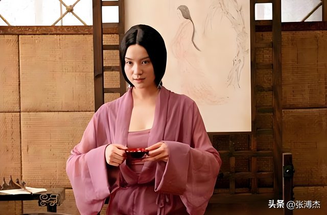 她被骂“陪睡上位”，后被封为“性感欲女”，得奖后当众怒怼海清